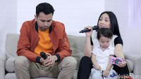 Lucunya bapak dan anak tersebut terlihat kompak jika Nagita turun tangan.