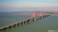 Jembatan Nasional Suramadu merupakan jembatan penghubung Pulau Jawa (Surabaya) dengan Pulau Madura yang memiliki panjang 5.438 meter. Saat ini, Jembatan Suramadu menjadi yang terpanjang di Indonesia dan memiliki 3 bagian, yaitu jalan layang, jembatan penghubung dan jembatan utama. Istimewa/Instagram/Kementerian PUPR.