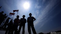 Luhut Panjaitan dan Budi Karya melakukan peninjauan di bawah terik sinar matahari.