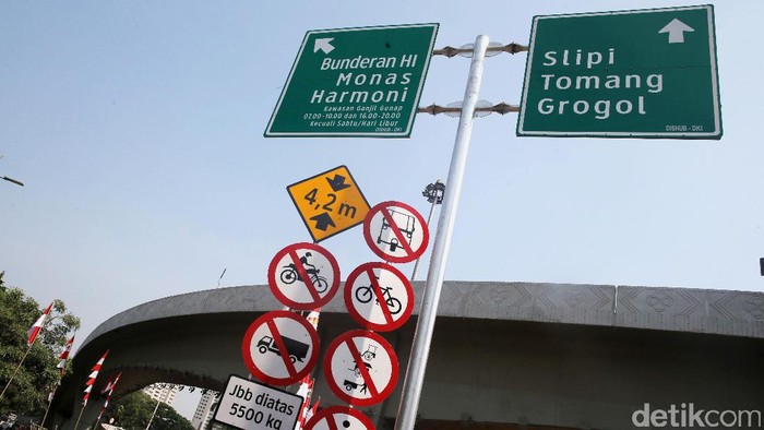 Simpang Susun Semanggi telah dibuka untuk umum beberapa hari lalu. Papan petunjuk arah telah dipasang dengan jelas agar pengguna jalan tidak kesasar.