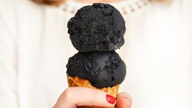 Skop es krim berwarna hitam.