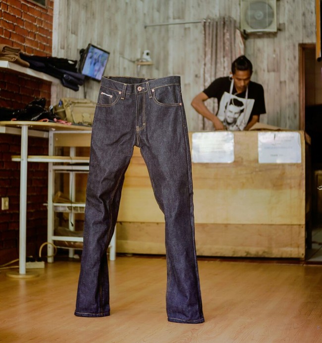 Ketika hanya dipakai oleh para pekerja pabrik, resleting jeans untuk pria berada di depan, sementara jeans wanita posisi resletingnya di bagian samping. (Foto: Dok. Rumah Denim & Jeans)