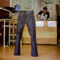 Ketika hanya dipakai oleh para pekerja pabrik, resleting jeans untuk pria berada di depan, sementara jeans wanita posisi resletingnya di bagian samping. (Foto: Dok. Rumah Denim & Jeans)