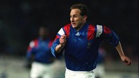 Tahun 1991 pemain Prancis kembali meraih Ballon dOr lewat Jean-Pierre Papin. Trofi itu diraihnya saat membawa Marseille menjadi juara Liga Prancis dan runner-up Eruropean Cup. Di dua kompetisi itu Jean-Pierre Papin berhasil menjadi top skor. (Chris Cole/ALLSPORT)