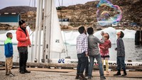 Para penduduk Greenland pun ramah terhadap turis. Mereka akan sangat senang bertemu turis dari berbagai negara dan bakal menjadi teman yang baik (Visit Greenland)