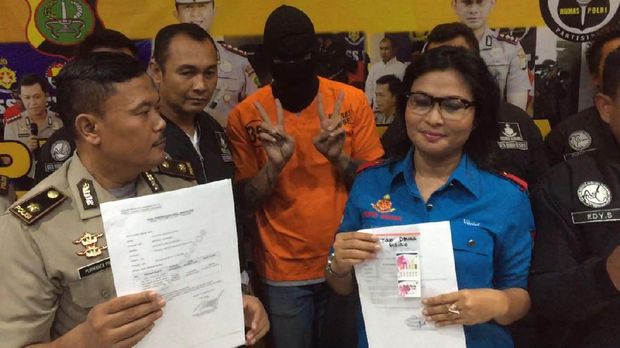 Tora Sudiro mengacungkan tangan bersimbol peace.