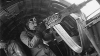 Kapten meriam Amerika Serikat Clark Gable (1901 - 1960) dalam tugasnya saat perang dunia II di suatu tempat di Inggris. (Fred Ramage).