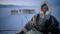 Penduduknya tidaklah banyak hanya sekitar 56 ribu orang saja yang kebanyakan berprofesi sebagai nelayan. Kadang kalau memancing, harus menjelajahi jalanan es (Visit Greenland)
