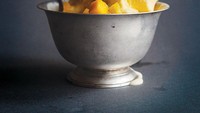 Pencinta lada pasti suka kreasi ini. Rasa es krim sedikit pedas karena dibuat dengan lada putih namun diimbangi manisnya buah tropis.