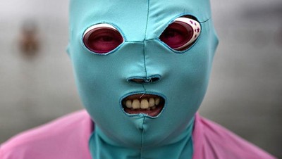 Potret Warga China Pakai Facekini Imbas Suhu Panas Ugal-ugalan