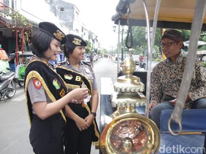 Ketika Polwan Cantik di Yogya Bagi-bagi Vitamin ke Penarik Andhong