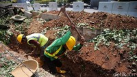 Proyek LRT Jabodebek dikerjakan oleh Adhi Karya sebagai kontraktor dan PT KAI sebagai investor. Pembangunannya dibagi menjadi dua tahap dengan tiap-tiap tahapan terdiri atas tiga lintas pelayanan. Tahap pertama Cibubur-Cawang, Bekasi Timur-Cawang, Cawang-Dukuh Atas. Tahap kedua, Cibubur-Bogor, Dukuh Atas-Palmerah-Senayan, dan Palmerah-Grogol.