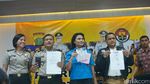 Foto: Jadi Tersangka, Tora Sudiro Lambaikan Tangan