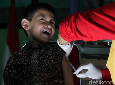 Begini Ekspresi Murid SD Saat Imunisasi Rubella