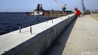 Proyek tanggul laut yang direncanakan selesai kontrak pada April 2018, dikebut pengerjaannya dan diharapkan selesai pada akhir tahun 2017 atau lebih cepat 4 bulan.