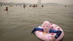 Potret Warga China Pakai Facekini Imbas Suhu Panas Ugal-ugalan