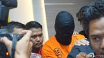 Foto: Jadi Tersangka, Tora Sudiro Lambaikan Tangan