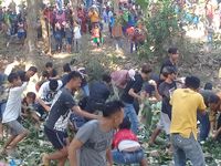 Tak ada yang boleh marah jika terkena lemparan nasi