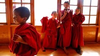 Lain halnya di India, para pelajar di beberapa tempat seperti Ladakh menggunakan pakaian seperti biksu. Namun di kota-kota besar, ada pula yang memakai pakaian bebas atau seragam formal (Reuters)