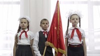 Sedangkan di Rusia, anak sekolah menggunakan seragam kemeja putih dan rok formal. Laki-laki pun umumnya menggunakan luaran berwarna abu-abu, dengan syal merah (Reuters)