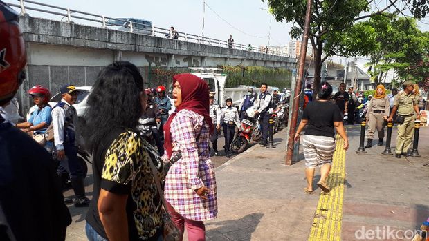 Sudinhub Jakpus beserta Satpol PP menertibkan trotoar di Jalan Jatibaru Raya, Gambir. Beberapa pedagang tidak terima karena barang dagangannya diangkut.