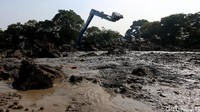 Penampakan saat pengerukan lumpur di Setu Lembang, Jakarta Pusat.