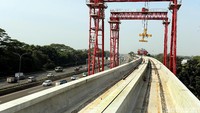 Pembangunan LRT dibagi menjadi dua tahap dengan tiap-tiap tahapan terdiri atas tiga lintas pelayanan. Tahap pertama Cibubur-Cawang, Bekasi Timur-Cawang, Cawang-Dukuh Atas. Tahap kedua, Cibubur-Bogor, Dukuh Atas-Palmerah-Senayan, dan Palmerah-Grogol.