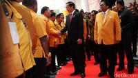 Jokowi menyalami peserta Rapimnas I Partai Hanura.