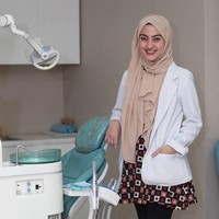 Dokter berhijab cantik lainnya adalah dokter gigi Sarah Gadrie. Dokter yang satu ini suka berpenampilan simpel dan memakai jilbab polos. Ia juga menjadi langgananan beberapa selebriti. (Instagram/@sarahgadrie)