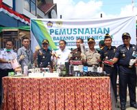 Jutaan Batang Rokok dan Ratusan Miras Ilegal Dimusnahkan