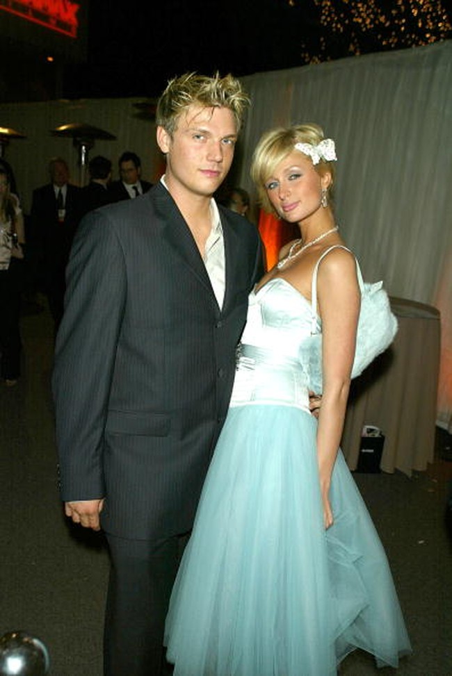 Di 2004, Paris Hilton mengencani penyanyi Nick Carter dan sering datang ke acara karpet merah bersama. Tengok aksesori rambut kupu-kupu raksasa Paris yang ikonik. (Foto: Getty)