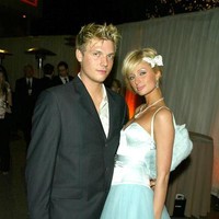 Di 2004, Paris Hilton mengencani penyanyi Nick Carter dan sering datang ke acara karpet merah bersama. Tengok aksesori rambut kupu-kupu raksasa Paris yang ikonik. (Foto: Getty)