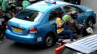 Ojek online ngetem dan menaikkan penumpang di depan Stasiun Sudirman.