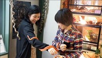 Di Tokyo, Anda bisa menemukan kafe bernama Little Zoo. Di sini Anda bisa menemukan beberapa hewan lucu seperti ular, burung hantu, kura-kura, katak hingga burung elang. Pengunjung bisa berinterkasi dengan para hewan hingga memegang ular sambil menikmati makanan.