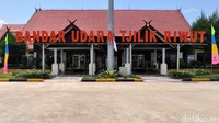 Bandara yang dikelola oleh unit penyelenggara bandar udara Kementerian Perhubungan ini menjadi satu dari 10 bandara kecil menengah yang direvitalisasi oleh Jokowi. Biaya pengembangannya mencapai Rp 300 miliar.