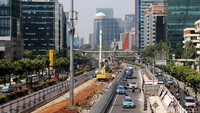 Pembangunan di ruas Jalan HR Rasuna Said berada di median tengah pemisah jalan dan menggunakan jalur bus TransJ sisi barat dan timur.