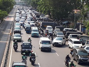 Banyak Parkir Liar, Trotoar di Jalan Kramat Raya Tidak Berfungsi