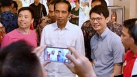 Jokowi juga melayani swasfoto para turis (Foto: Laily Rachev/Biro Pers Setpres)