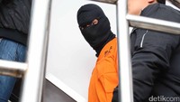 Ia resmi ditetapkan jadi tersangka atas kepemilikan psikotropika. Pool/Ismail/detikFoto.