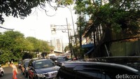 Kendaraan yang hendak melintas dari Kuningan menuju ke Kalibata atau Pasar Minggu diarahkan ke Jalan Dr Soepomo atau ke arah Tebet. (Foto: Edward Febriyatri Kusuma/detikcom)