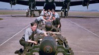 British Airforce AVRO Lancaster Bomber memuat bom saat Perang Dunia II pada tahun 1940. (Fox Photos/Getty Images).