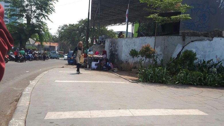 PKL Balik Lagi ke Trotoar Jatibaru Usai Ditertibkan, Ini Buktinya PKL Balik Lagi ke Trotoar Jatibaru Usai Ditertibkan, Ini Buktinya