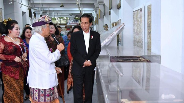 Lukisan Jokowi Minum Jamu Kenangan Terakhir I Nyoman Gunarsa Lukisan Jokowi Minum Jamu Kenangan Terakhir I Nyoman Gunarsa