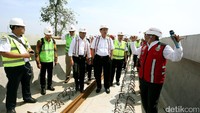 Luhut Panjaitan dan Budi Karya mendapat penjelasan saat meninjau proyek LRT.
