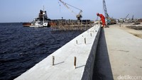 Proyek tanggul laut di utara Jakarta terus dikebut.