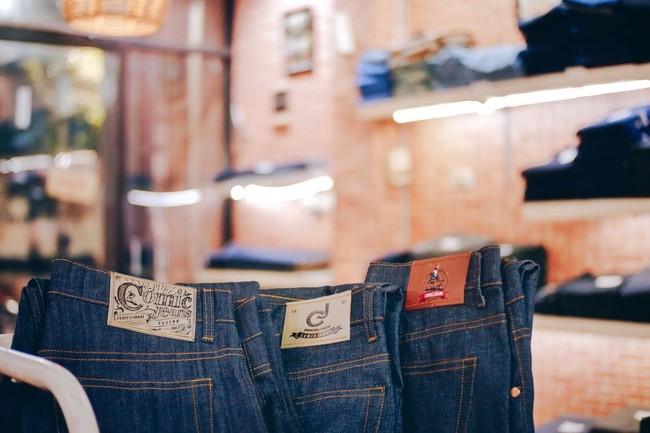 Saat pertama kali dibuat pada 1871, jeans hanya diberi warna indigo, karena warna gelap bisa menyamarkan noda dan kotoran yang menempel. (Foto: Dok. Rumah Denim & Jeans)