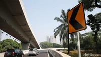 Beberapa mobil melintasi Simpang Susun Semanggi.