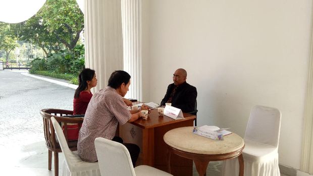 Warga tengah melakukan pengaduan di bidang hukum kepada staf Djarot.