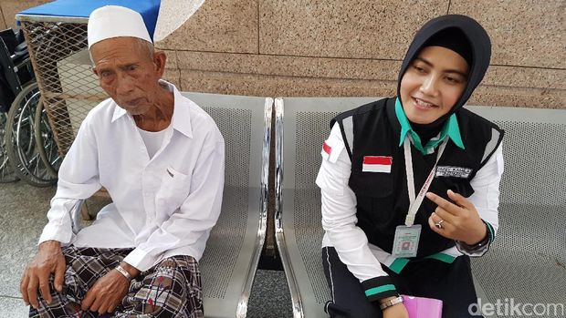 Serma Rizqy Kamila melayani jemaah haji.
