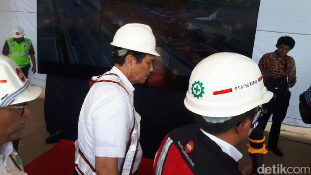 Luhut Panjaitan Blusukan di Proyek LRT Jabodbek